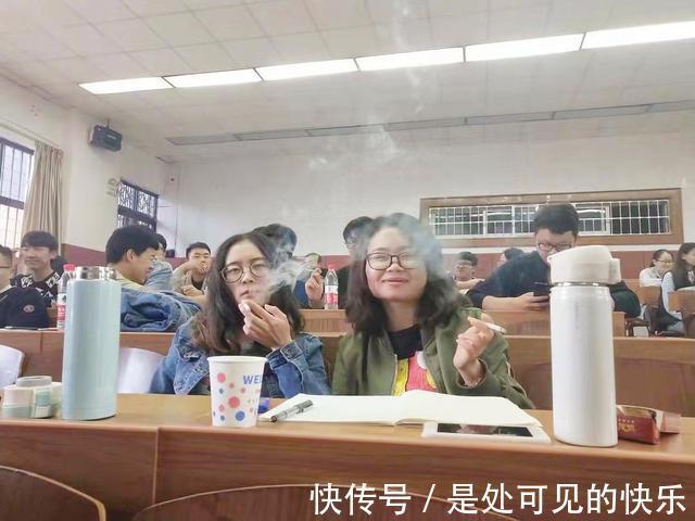 |搞笑图片：宿舍上铺女生床头垃圾袋，从未见她更换过，劝她也不听