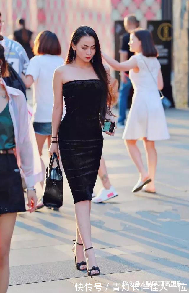 尖头 美女脚上搭配上一双黑色的尖头高跟鞋,看上去唯美又时尚
