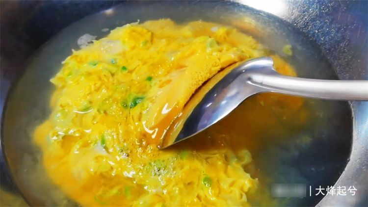 一碗清水也能炒鸡蛋？不用1滴油，鲜嫩好吃，即将失传的经典老菜