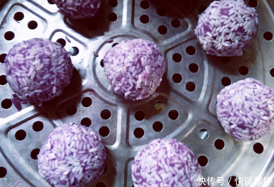 2个紫薯1碗牛奶，上锅蒸一蒸，软糯香甜而不腻，早餐吃还耐饿