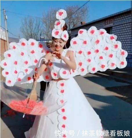 红纸|新娘用白纸和红纸做成婚纱拍婚纱照,成片很有创意却遭老人白眼