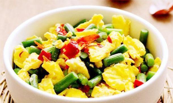 蒜台炒鸡蛋|低温天气孩子怕冷发育慢,吃的长高菜,补钙长高,强身开胃下饭