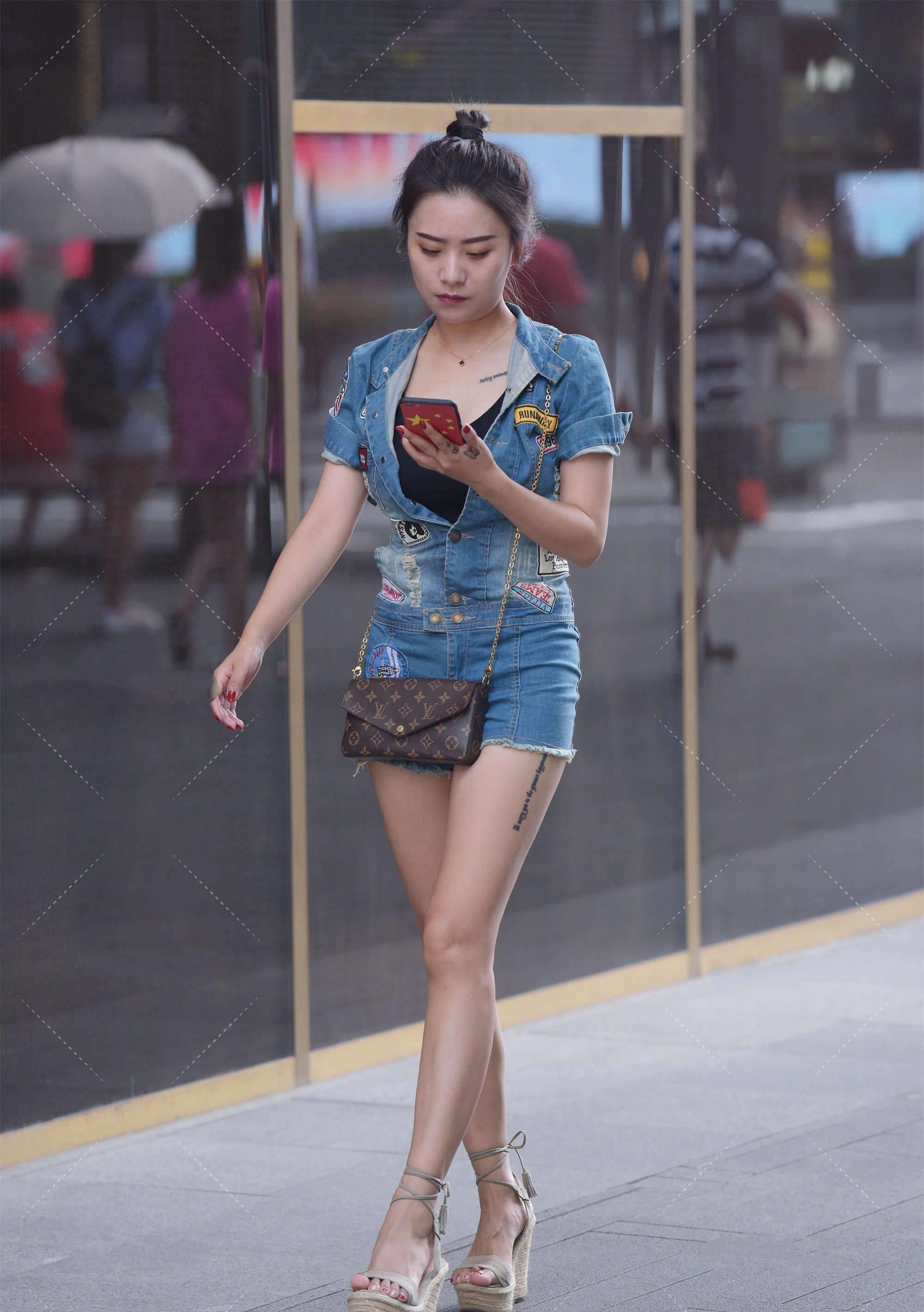 连体|想兼顾帅气感和时尚范儿,又懒得搭配?一件连体牛仔短裤就可以