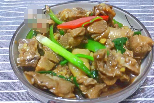 鲜香|鸭肉和它真是绝配,焖一焖鲜香开胃,驱寒暖胃,冷天常做给孩子吃