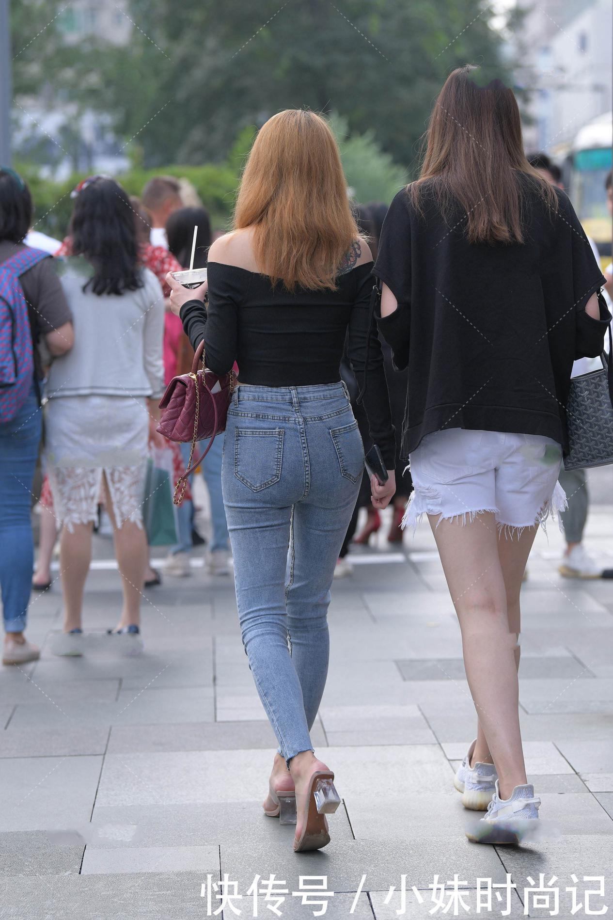 很漂亮|街拍:V领上衣也可以穿出一字肩的效果, 搭配牛仔裤很漂亮