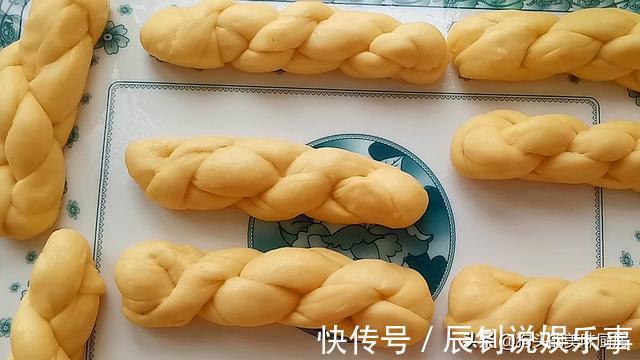 油炸|女儿想吃麻花，自己在家就可以做，淋上蜂蜜，香甜松软，太香了