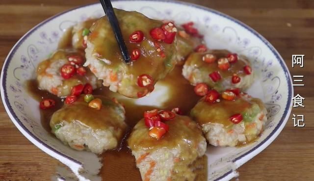  莲藕别再炖汤了，教你1个新做法，比吃肉都香，上桌连汤汁都不剩