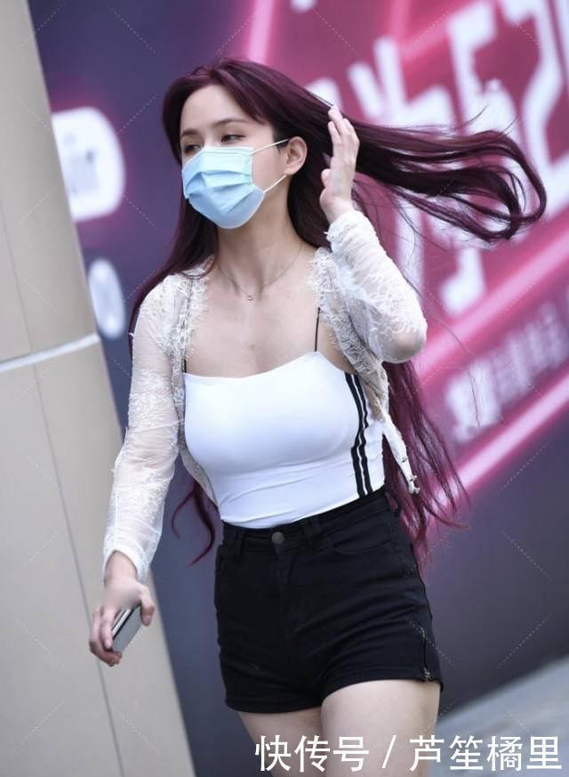 美女经典黑白颜色对比很好看,上衣紧身的款式突显好身材