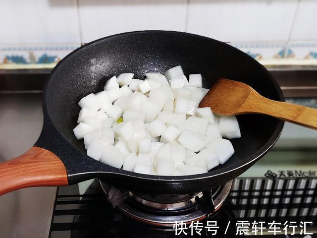 红烧酱油|1个萝卜简单2步，红烧做法简单，萝卜不油不腻，香软入味超下饭