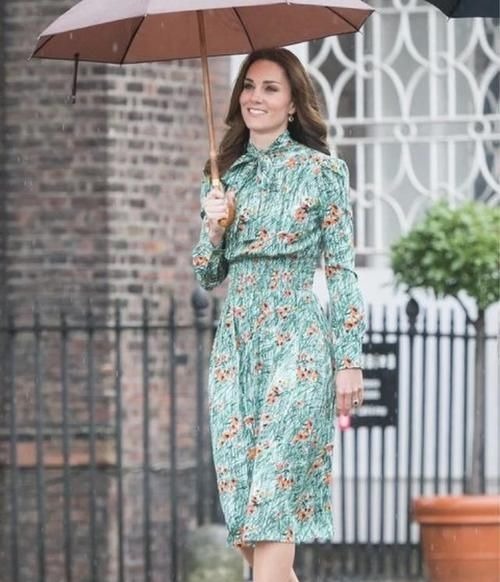 短裙 短裙过时了，今年流行印花连衣裙，西班牙王后、凯特王妃都在穿