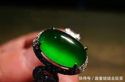  惹万千少女流连的阳绿翡翠究竟是什么样，它到底贵在哪里，怎么看
