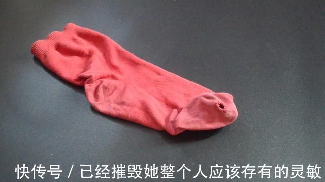 缝纫|穿破的袜子不要扔,简单剪一刀,旧袜子变得和新的一样,太实用了