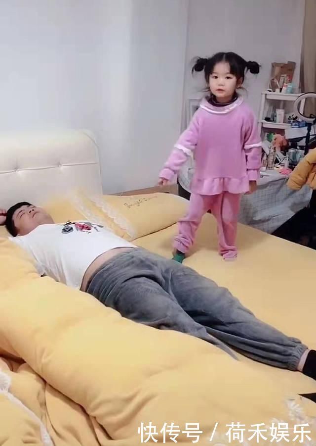 妈妈|妈妈让爸爸哄女儿睡觉,爸爸却率先睡着,女儿“嘘声”动作萌翻了