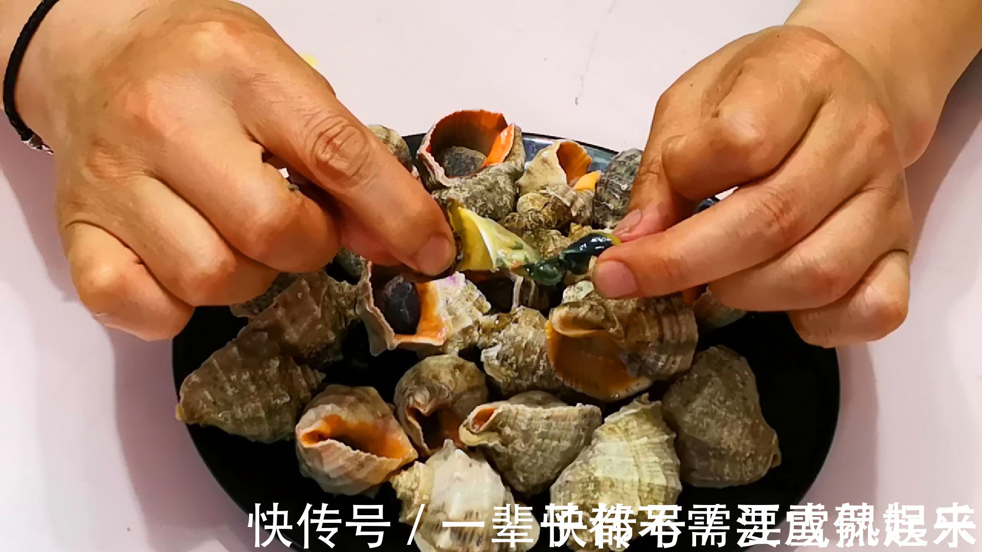 煮海螺时,用冷水还是热水以前没注意,难怪螺肉又腥又硬不好吃