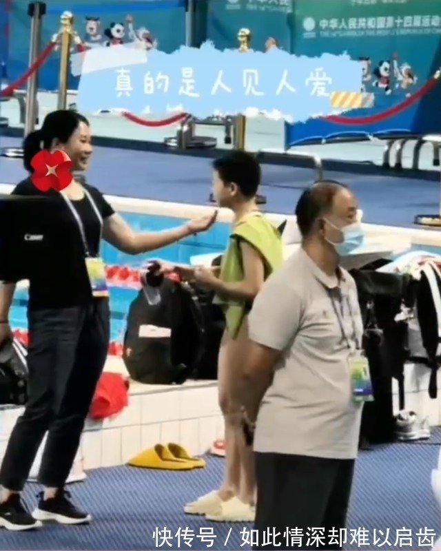 广东跳水队|全红婵赛前训练抢镜！随便一跳就是零水花？红姐的表现让记者佩服