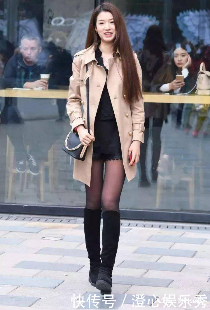 美女脚上搭配一双高跟鞋,展现出十分修长的腿型,穿起来非常完美