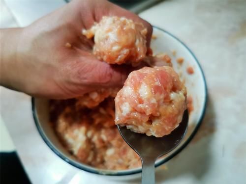 年夜饭做的浇汁肉丸子，吃的一个没剩，不放鸡蛋，外表焦脆里松嫩