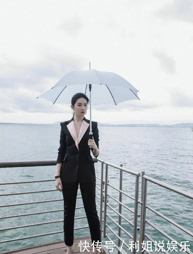 刘亦菲湖畔写真