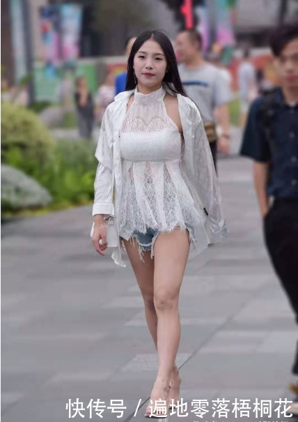 薄纱|蕾丝挂脖短裙外搭白色薄纱外套,有繁有简,非常有女人味