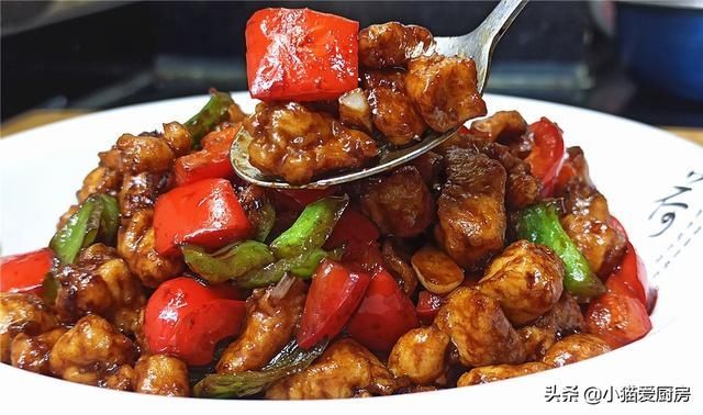 下饭|教你在家做酱爆鸡丁，口感滑嫩不柴酱香浓郁味道咸香，特别下饭