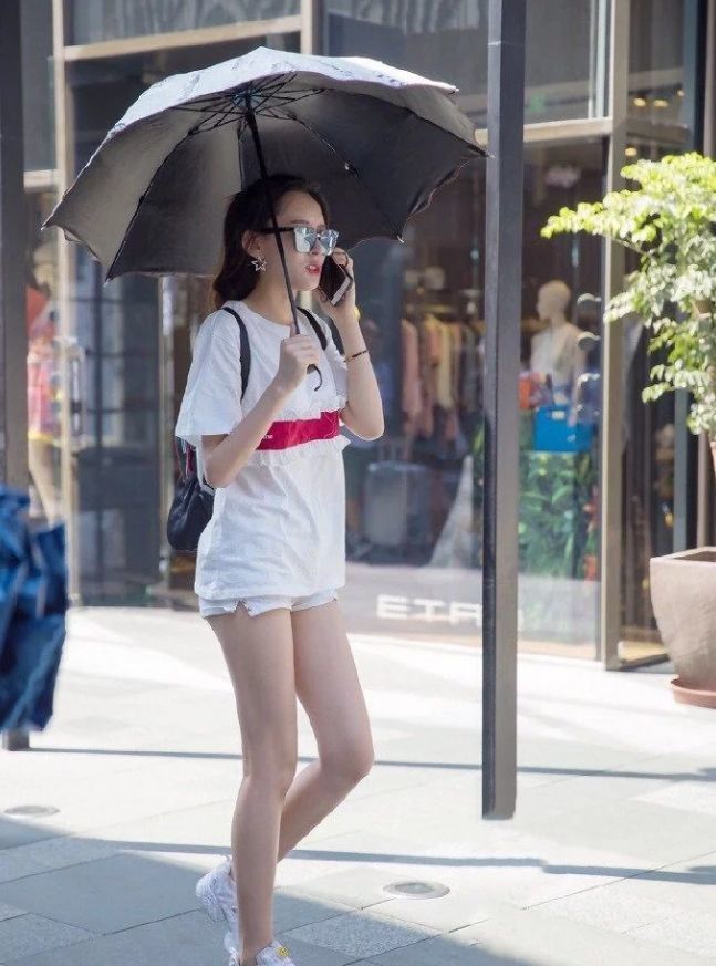 小姐姐|粉色的外套搭配一条白色紧身裤，小姐姐行走间尽显优雅