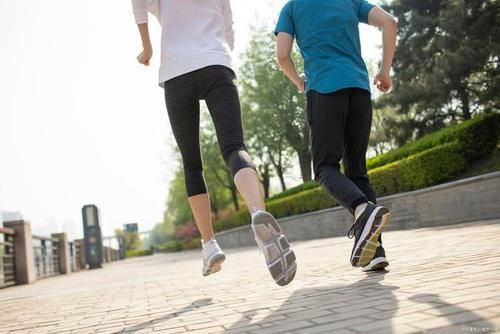 跑步姿势|每天慢跑5公里,怕伤膝,需要买跑步鞋吗?