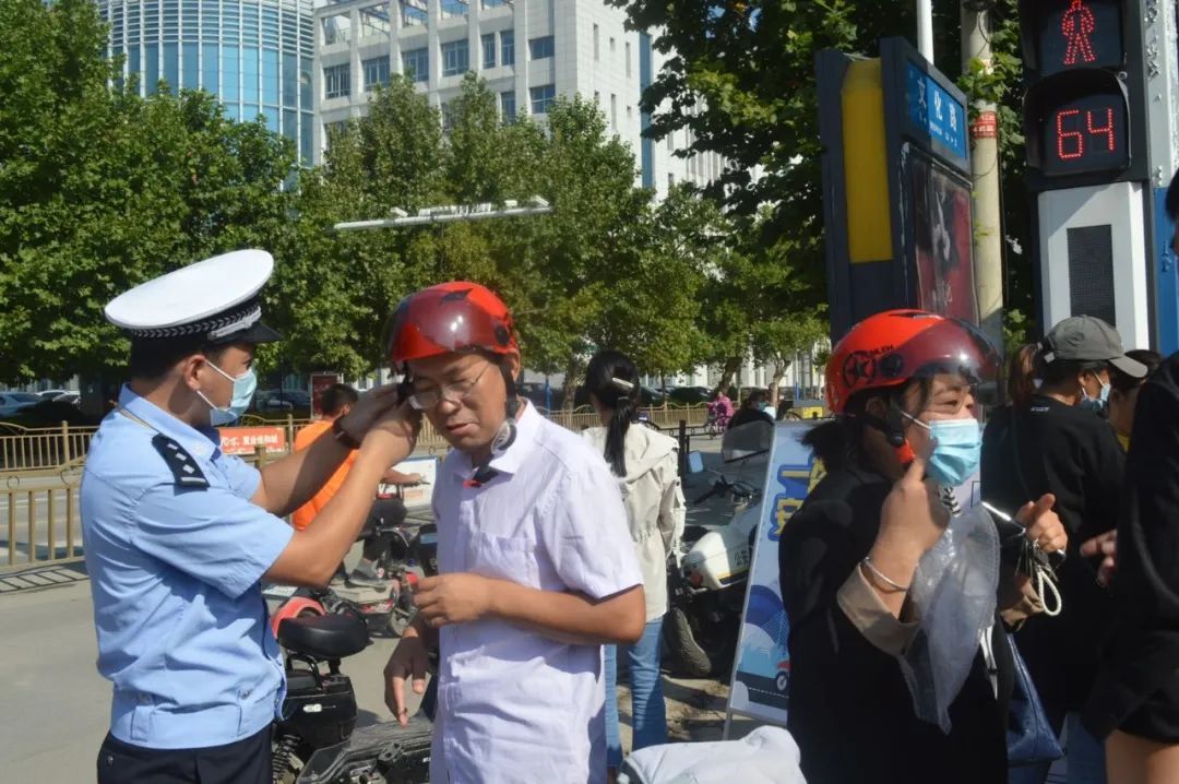 交警|菏泽交警持续开展形式多样的交通安全宣传活动