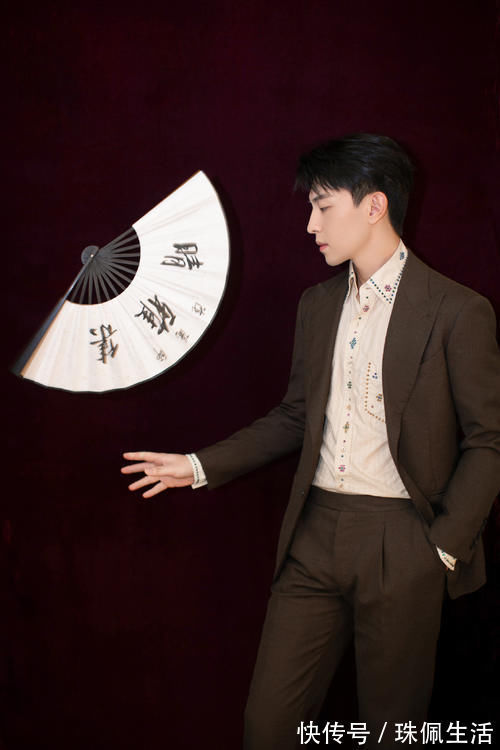 福利|邓伦招聘员工福利多,包吃包住包奶茶,一看工资劝退众人