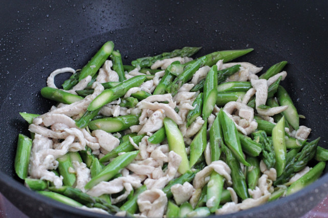 减肥期|水煮鸡胸食同嚼蜡,搭配芦笋一起炒,脆嫩低脂营养均衡,好吃不胖