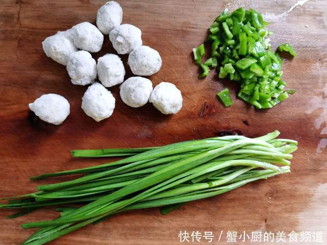 香喷喷的韭菜炒肉丸,美味又下饭,一大盘不够吃