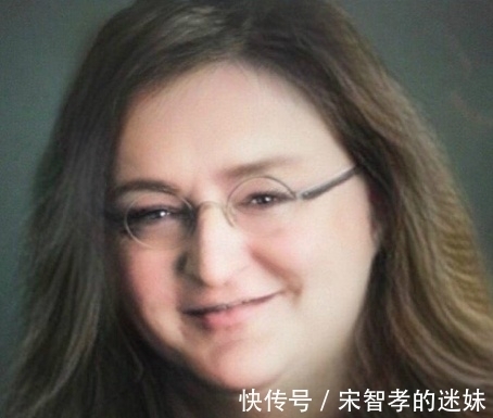 |搞笑GIF:原来摩托车的前面凸起完美配合了大姐的身材