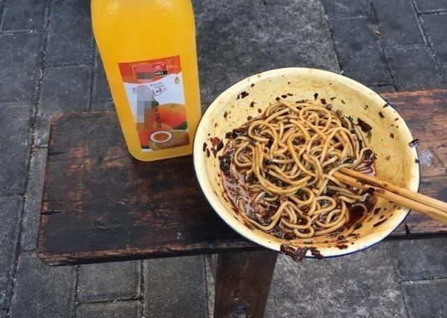 凳子|老夫妻开面馆地方小,客人排队坐路边趴凳子吃面,一早上卖四百碗