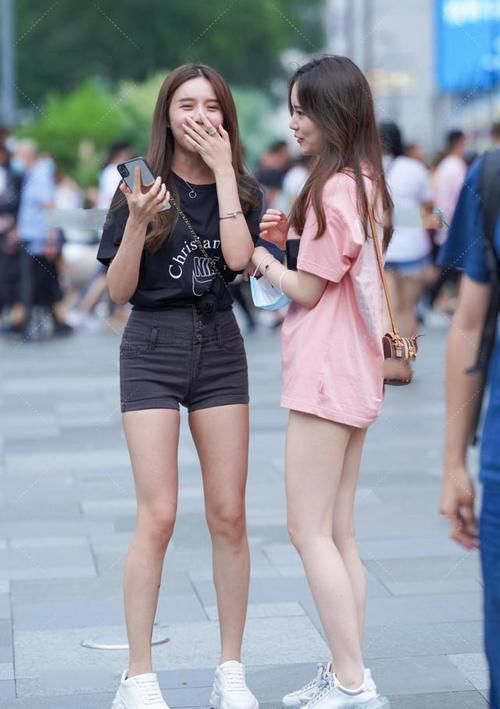 超可爱粉嫩大T恤穿搭，性感可爱，轻松减龄变少女