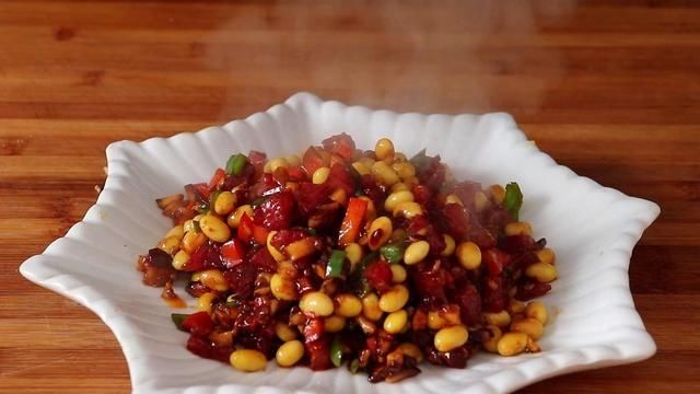 黄豆不再打豆浆了，教你1个新吃法，下酒下饭，比红烧肉还香