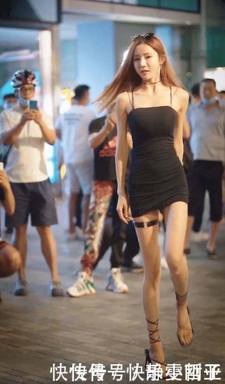 穿搭|时尚女生一定要有一款小黑裙,沉稳大气性感,谁穿谁美