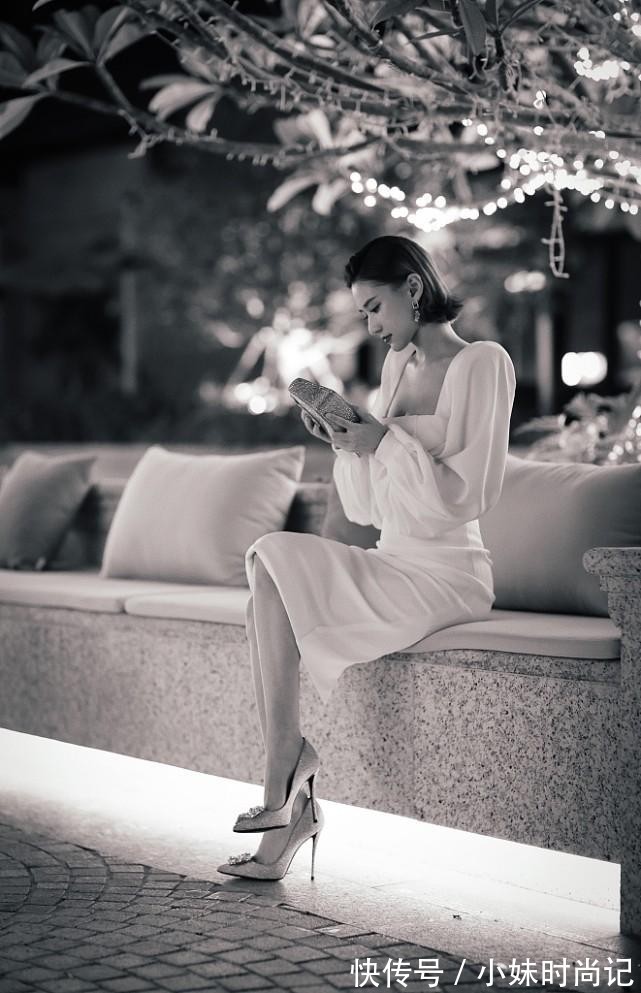 紧身|何超莲扮老成也不土,贵妇搭配更显高级,气质拿捏得正正好好