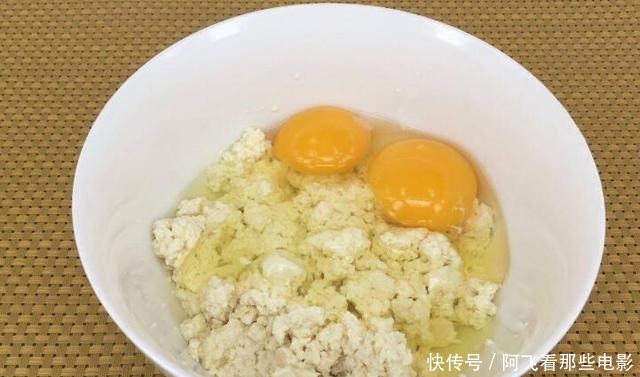 烙饼时，别傻傻只加面粉，多加一种食材，小饼香酥好吃，越嚼越香