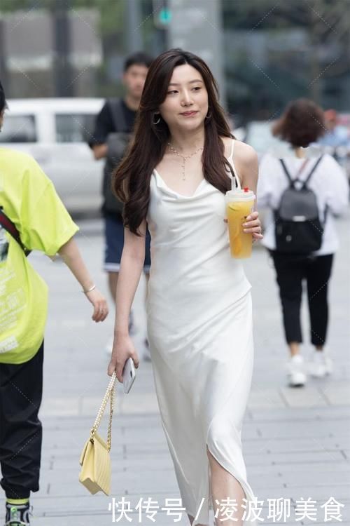 丝绸|街拍:温婉儒雅的女生,喜欢白色丝绸长裙,飘逸自然