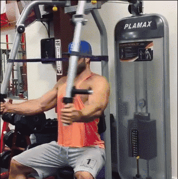 肱二头肌|美国肌肉帅哥身高2米，杠铃深蹲180公斤，4个动作提升手臂围度