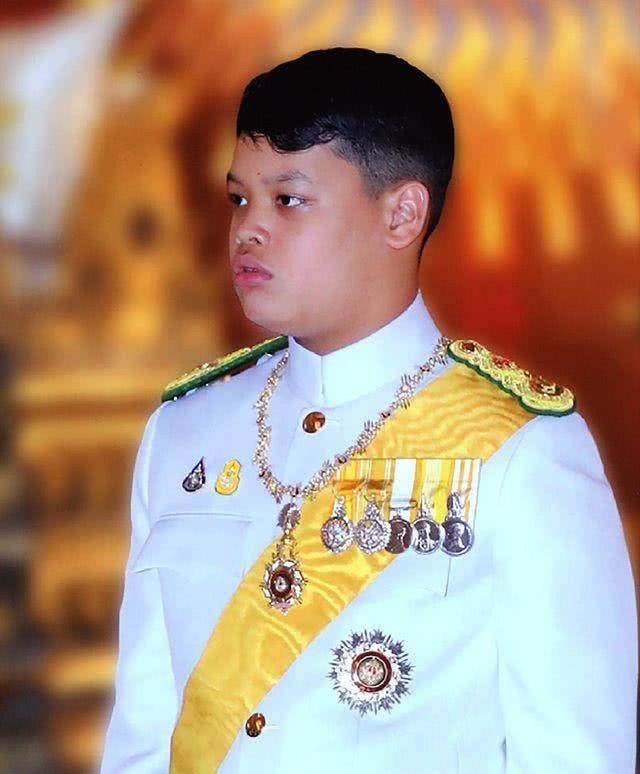 提帮功王子|泰王15岁王子在德国住别墅!20个佣人伺候,而老爸和20个妃子潇洒