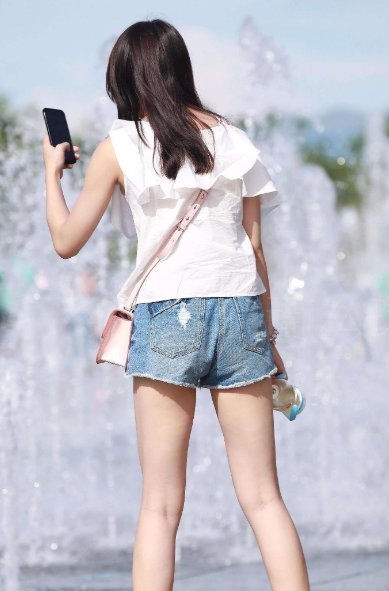 小蛮|街拍美女露脐装搭热裤,小蛮腰,大长腿,这才是“魔鬼身材”