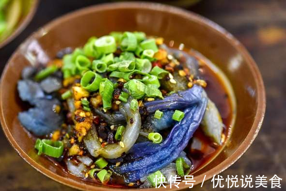 茄子放到锅里蒸一蒸，想不到这么好吃，软嫩入味，清爽鲜美不油腻