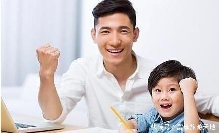 宝妈|爸爸喝醉趴厕所,妈妈生气不理,2岁女儿的举动让人直呼太暖心