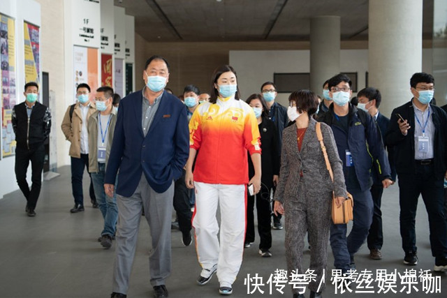 张娜|女排奥运冠军帅气出镜!合影郎平英姿飒爽,身前中国字样格外醒目