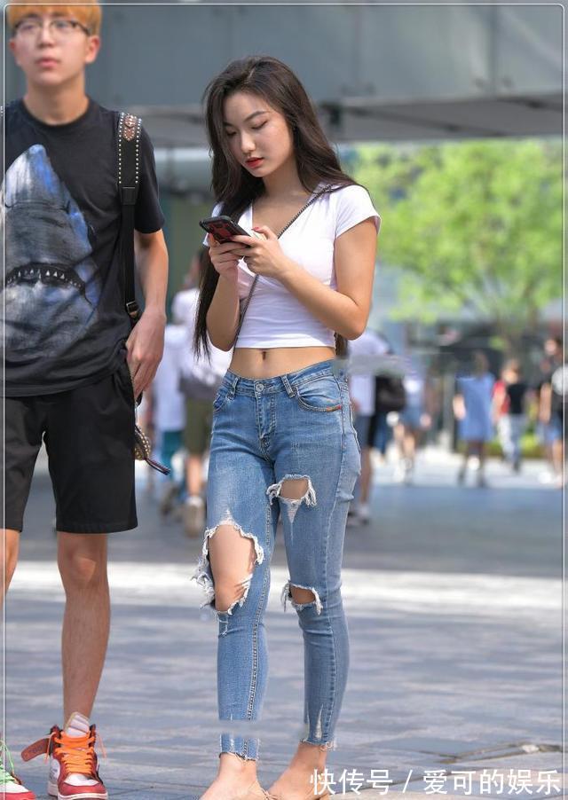 小v 修身v领短袖,搭配破洞牛仔裤,设计独特,气场十足