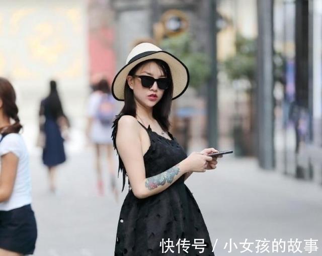 |搞笑段子:在结婚登记处碰到俩刚拿完证的小青年