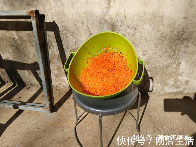 胡萝卜菜|奶奶吃了40年的胡萝卜菜,不炒也不蒸,咸香麻辣,配油条特别好吃