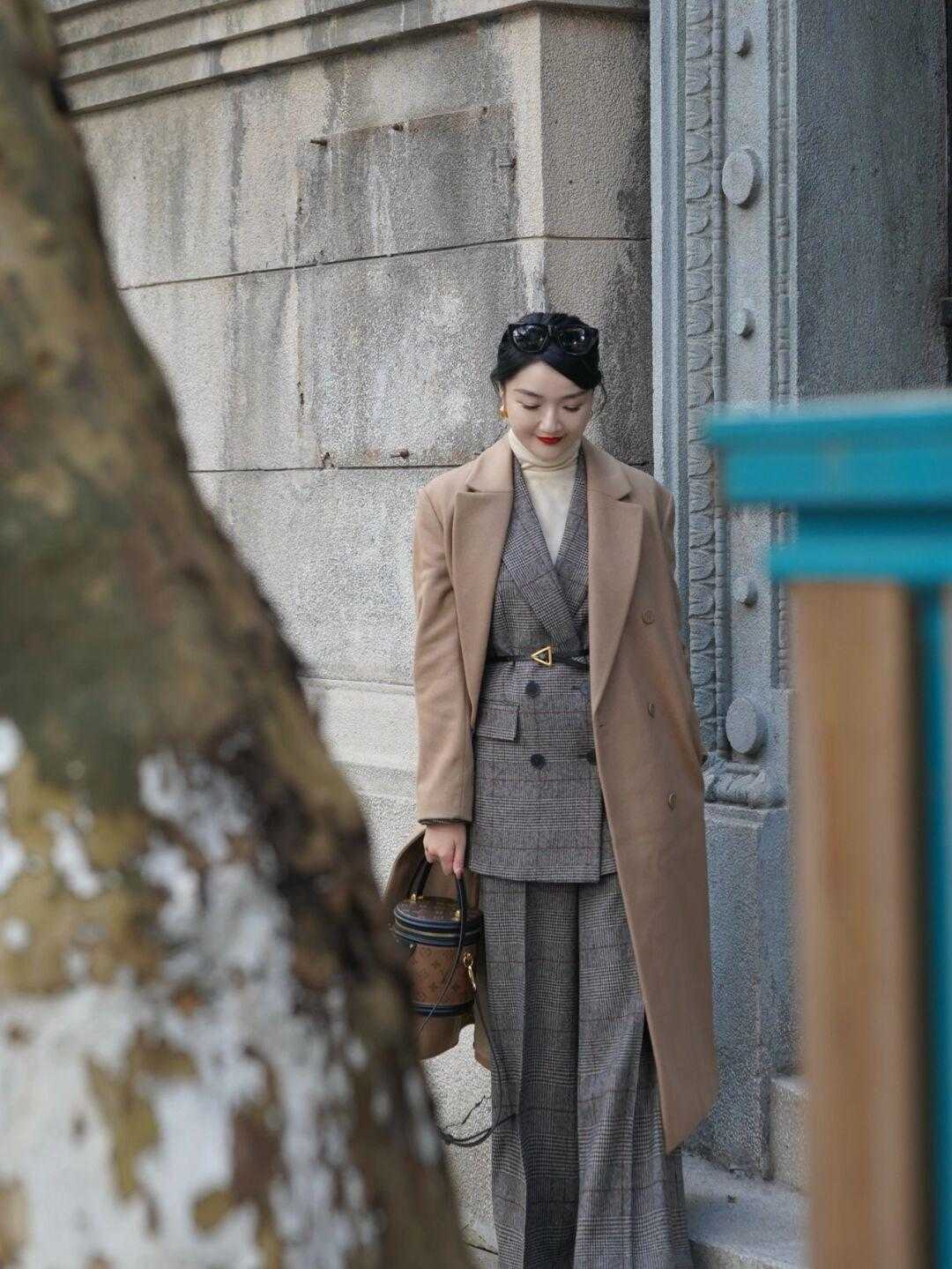 冬天 冬天不想穿羽绒服怎么办?试试毛呢大衣+西装,提升气质又保暖!