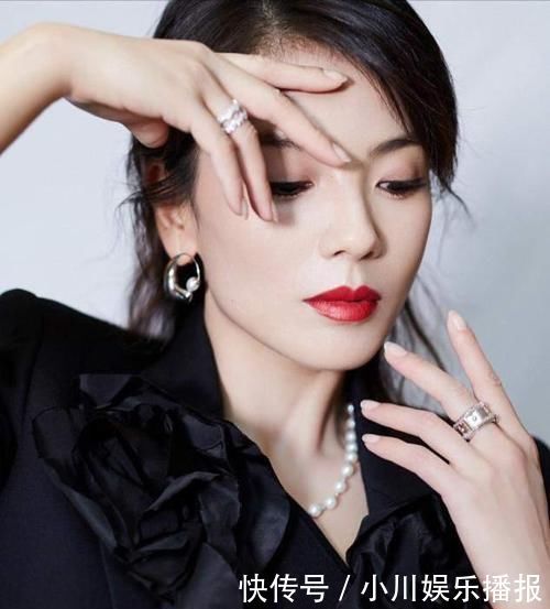 头发|脸上有3个“特征”的女生,别总披头散发,扎头发露五官更女神