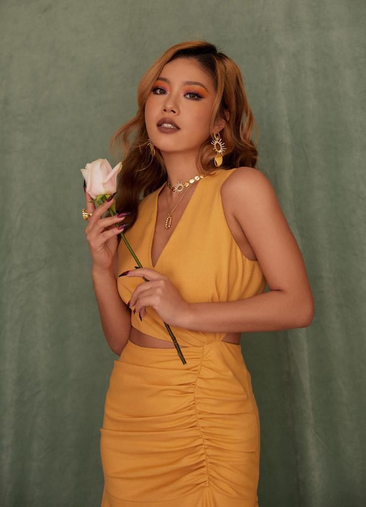 踢馆《创造101》现象级爆火，走欧美性感风，手捧奶茶单纯辣妹？